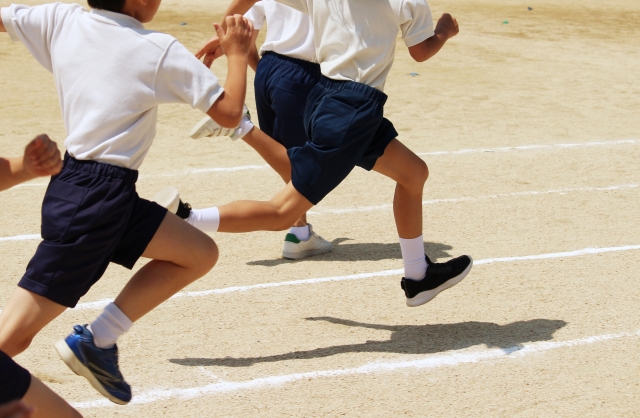 かけっこする小学生