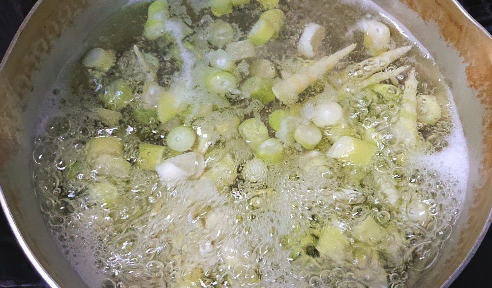 根曲がり竹　煮ている様子