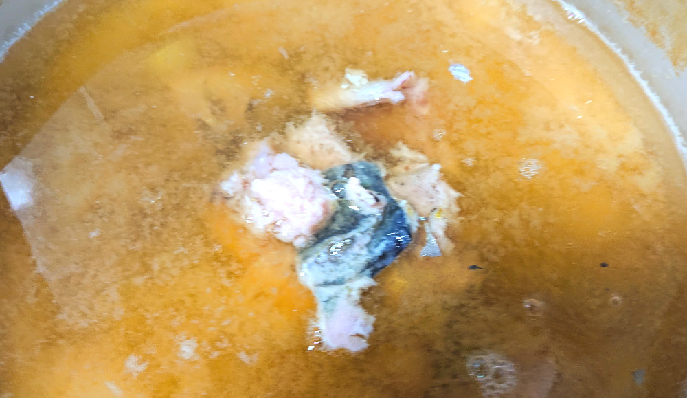サバ缶を汁ごと入れる