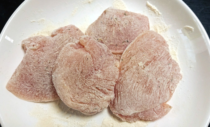 鶏むね肉に小麦粉をふる