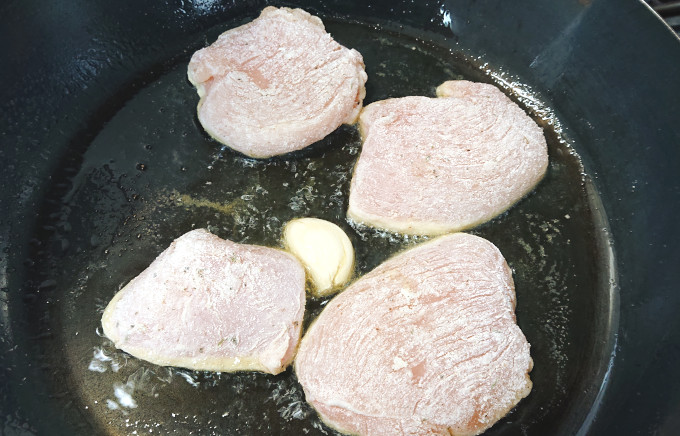 鶏むね肉をオリーブオイルでソテー