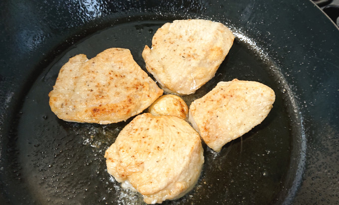 鶏むね肉をソテーする