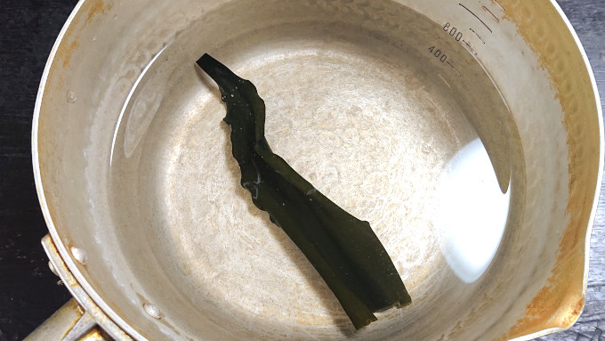乾燥昆布を水で戻す