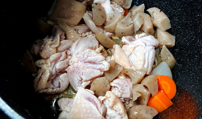 鶏もも肉　人参　大根　こんにゃくを出汁と一緒にお鍋に入れたところ