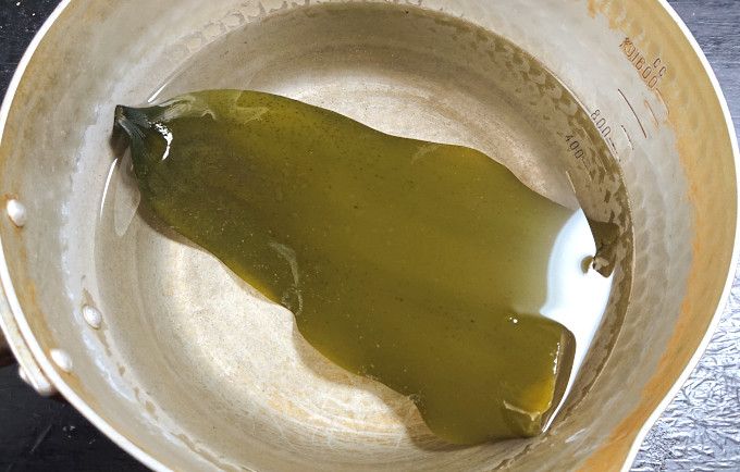 乾燥昆布を水で戻す