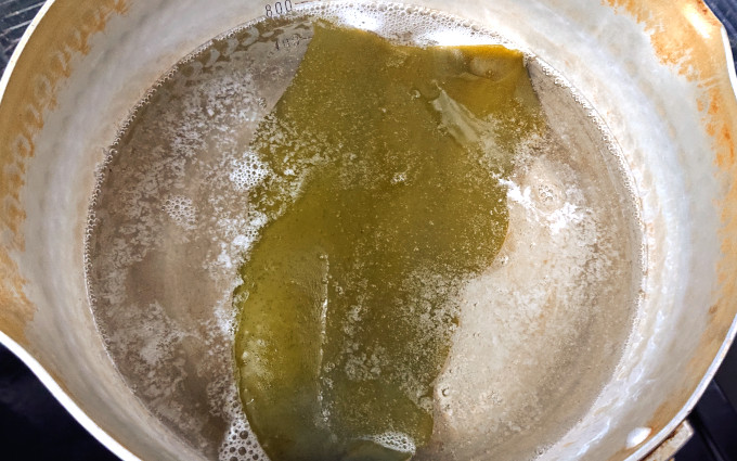 乾燥昆布　沸騰寸前の様子