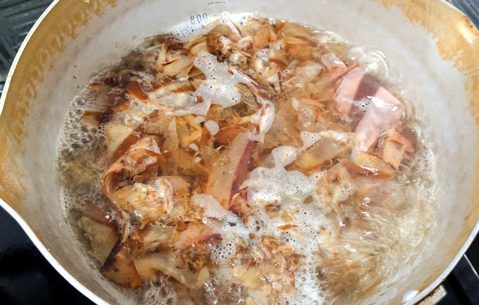 かつお節を煮出している様子
