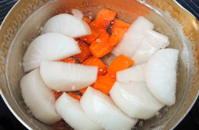 大根とにんじんを下茹でする