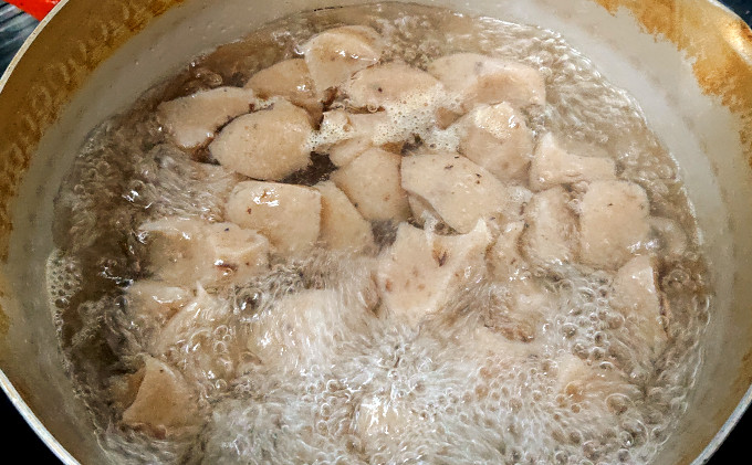 こんにゃくを鍋で下茹で