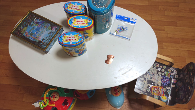 子どもが遊べるように置いた白いテーブル