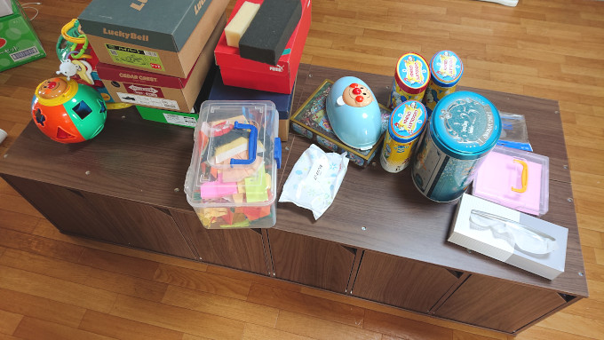 カラーボックスのテーブルにはたくさん物が乗せてある