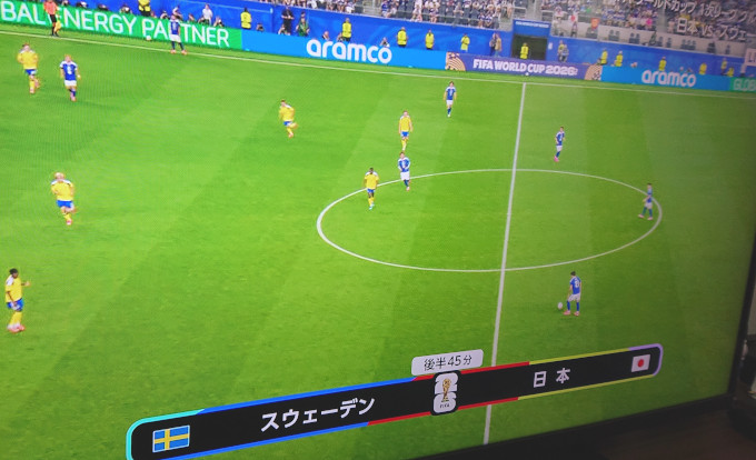 ちょうど日本対スウェーデンの後半戦が始まるところ　テレビ画面