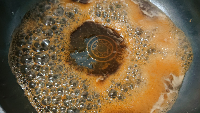 鯛の煮付け　煮汁を煮詰める