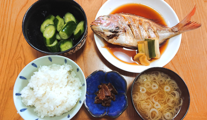 きゅうりの漬けもの　タイの煮付け　ご飯　新ショウガの佃煮　味噌汁