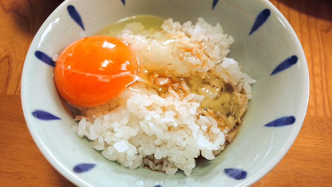 生卵と煮汁とごはん