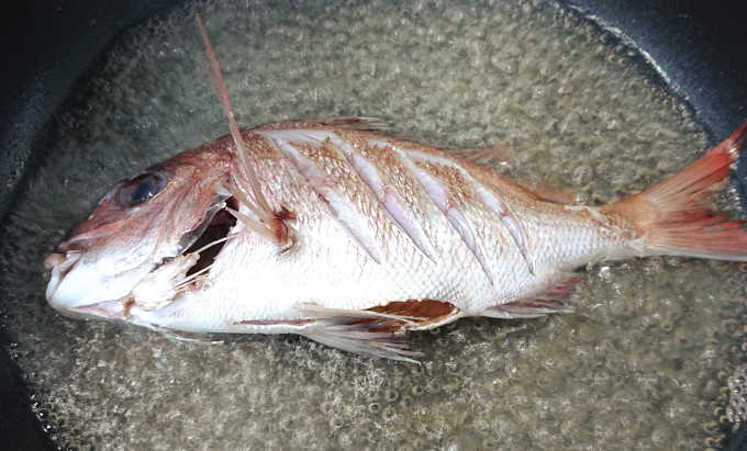鯛をフライパンに入れたところ