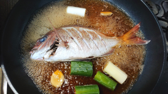フライパンにしょう油、長ネギ、ショウガを入れる