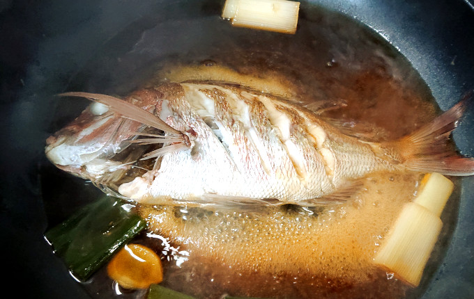 鯛の煮付け　煮ている途中