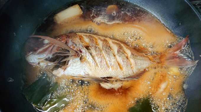 鯛の煮付け　煮ている途中