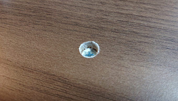 ザグリの壁面に木工用ボンドを塗って