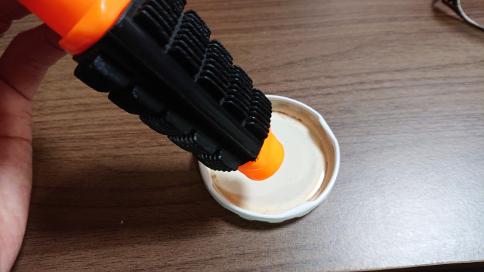 ビンの蓋を噛ませてドライバーの尻で叩く