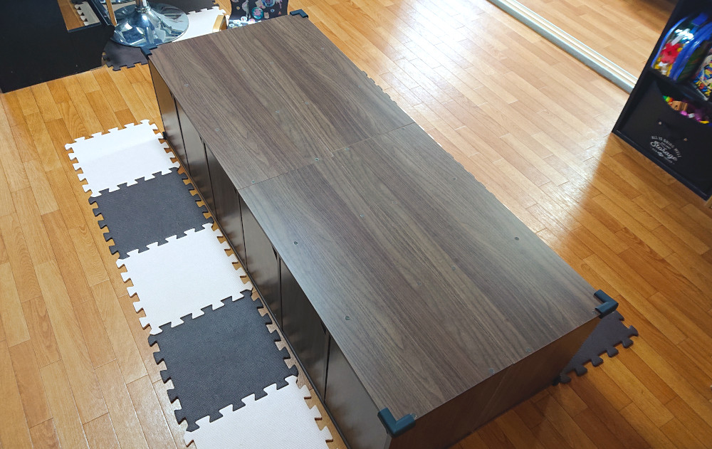 カラーボックスで作った収納付きテーブル完成