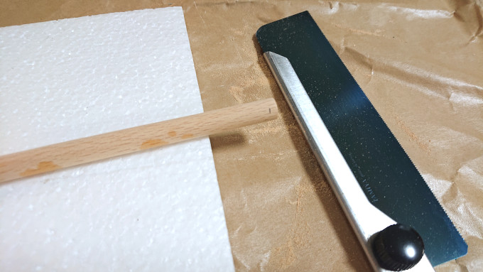 印をつけた丸棒とノコギリ
