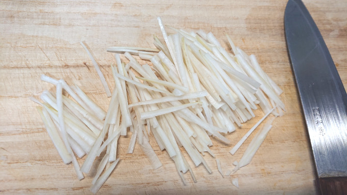 大根の皮の細切り