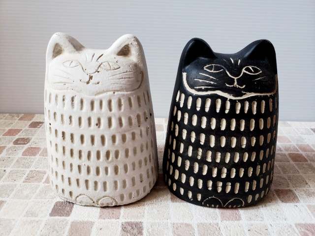 白い猫の像と　黒い猫の像