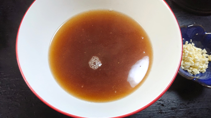 お椀に張ったスープ