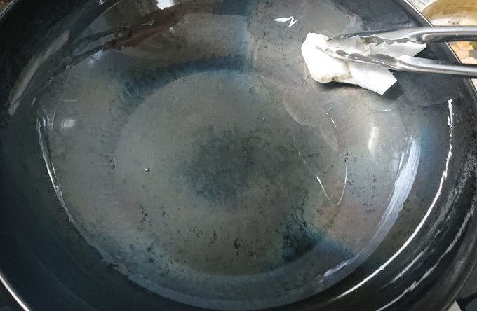 中華鍋で多めの油を熱する　油慣らし