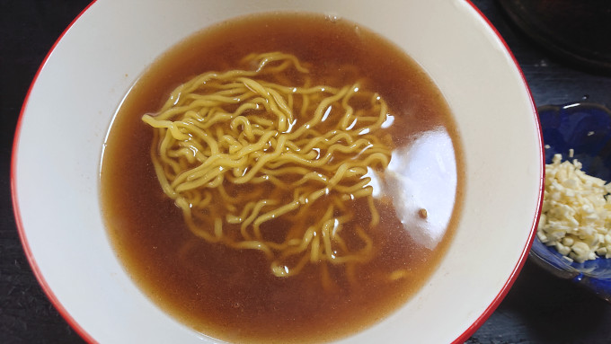 麺とスープが入ったどんぶり