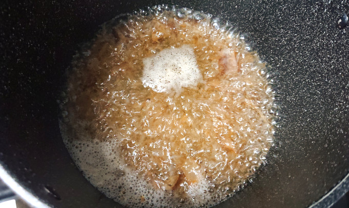 お鍋で煮干し節とかつお節を煮る