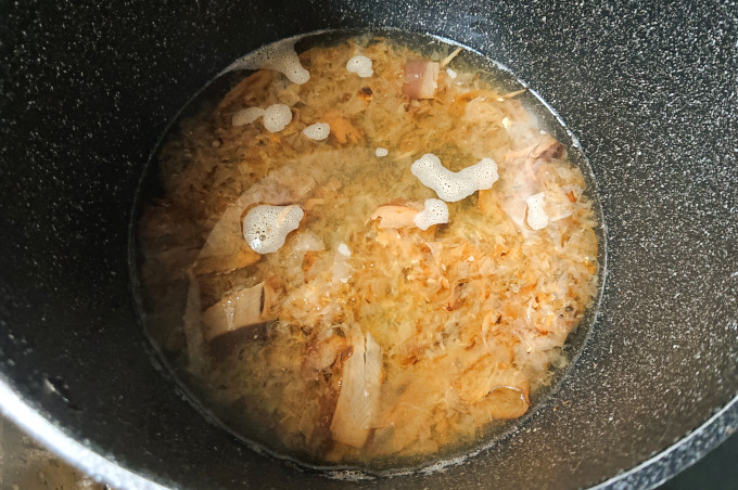 煮干し節とかつお節の出汁を取っている途中