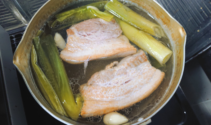 チャーシュー　煮豚　煮ている最中