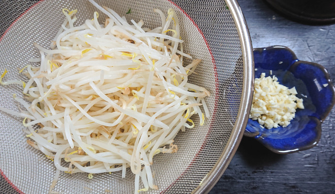 茹でもやしと刻みにんにく