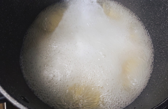 沸騰したお鍋で煮る麺