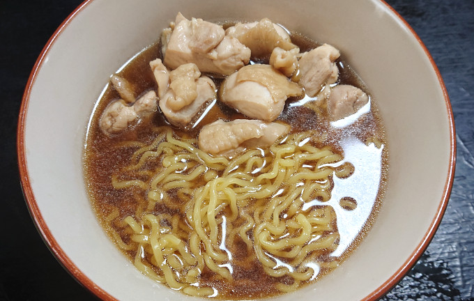 スープと鶏肉を入れたところ