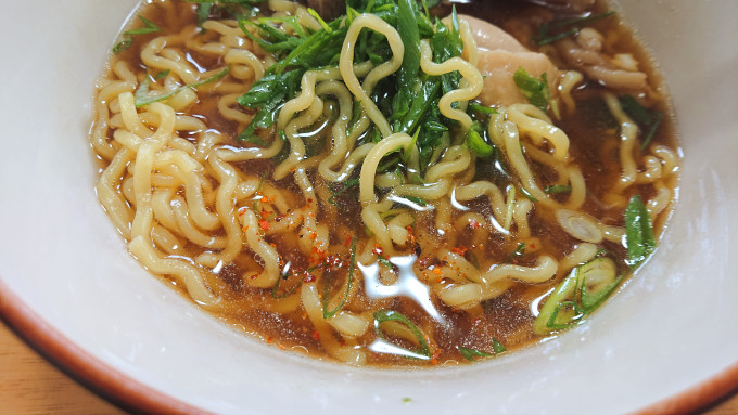 ラーメンに七味を加えたところ