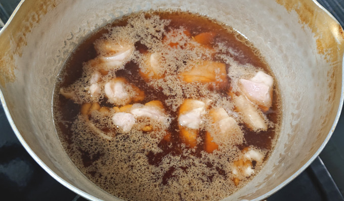 灰汁とスープの脂がくっついたところ