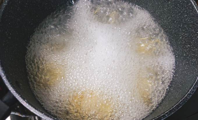 熱湯でゆでている中華麺