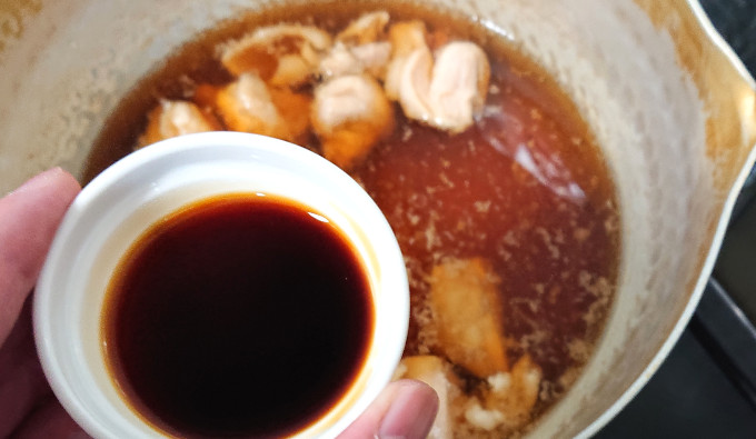 スープの日を止めてしょう油を加えるところ