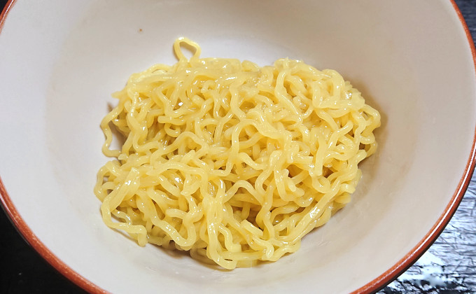 どんぶりに入れた麺
