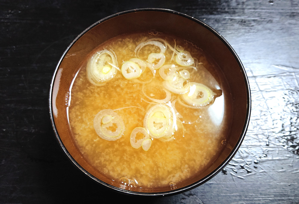 蟹の殻で取った出汁のお味噌汁