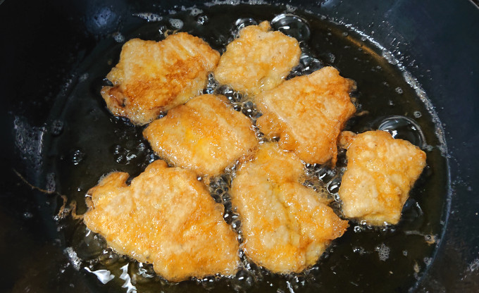 7個の鶏むね肉を揚げているところ いい揚げ色になっている
