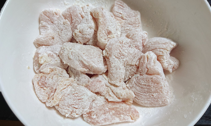 小麦粉を薄くまぶした鶏むね肉