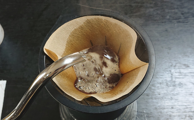 コーヒーを淹れているところ