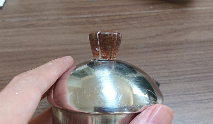 蓋の取っ手に水で溶いた木工用ボンドを全体に塗布