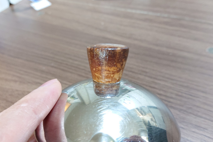 木工ボンドの補修が済んだ蓋の取っ手