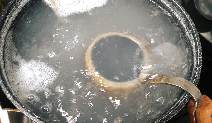 重曹水で煮られるコーヒードリップポット